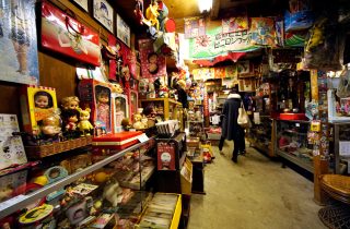 本館１階（なつかし駄菓子屋フロア）